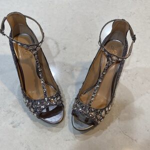 NIB JEWEL by BADGLEY MISCHKA "CONROY" T-STRAP HEELS SILVER GLITTER Size 9